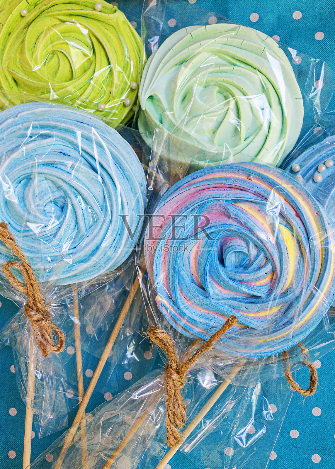 糖果套装:手工制作的彩色蛋白酥皮，在白色背景的木棍上。节日、生日的糖果概念。糖果酒吧。为文本复制空间。照片摄影图片