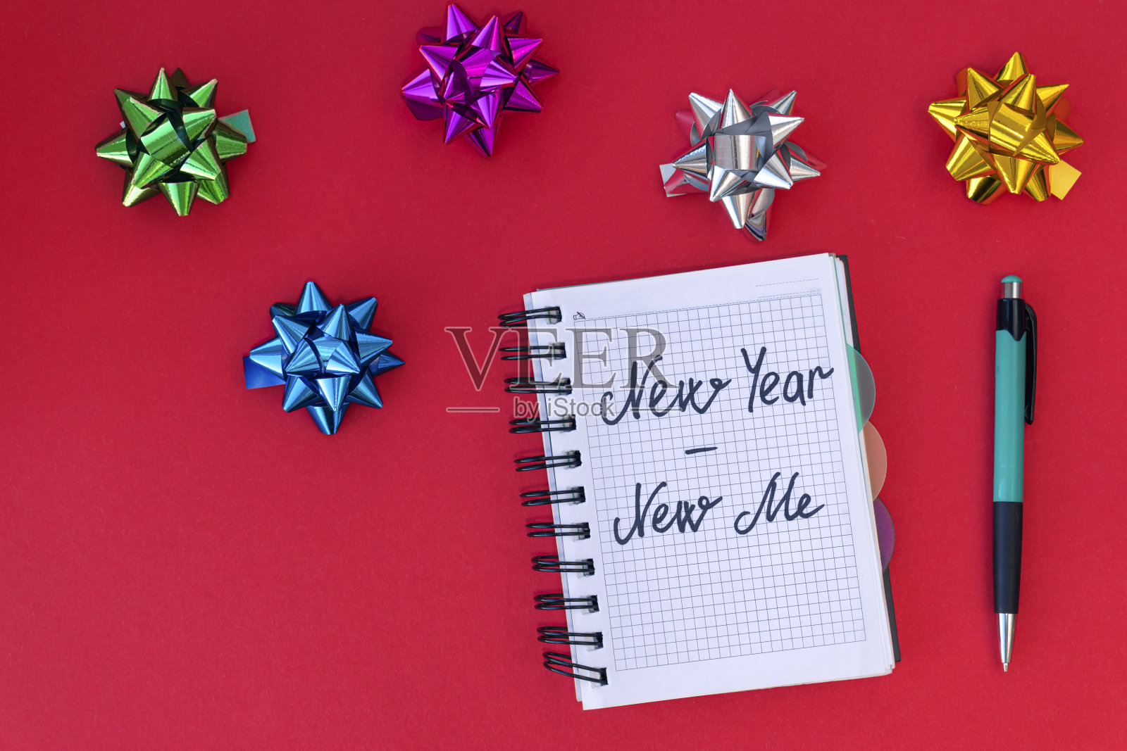 新年-新的我在红色的背景与圣诞节的蝴蝶结。新年决心概念。平的。照片摄影图片