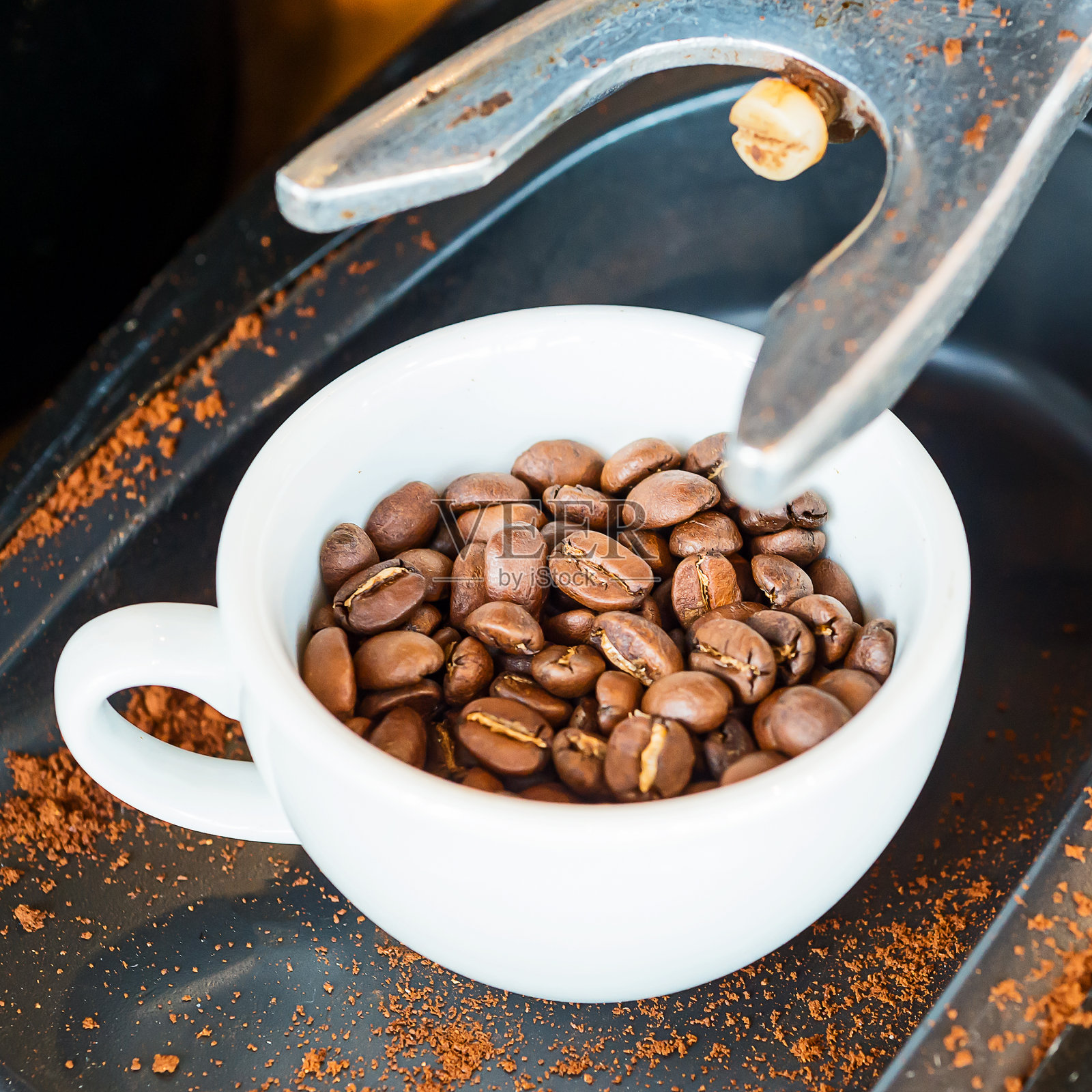 一杯用咖啡豆煮的咖啡。照片摄影图片