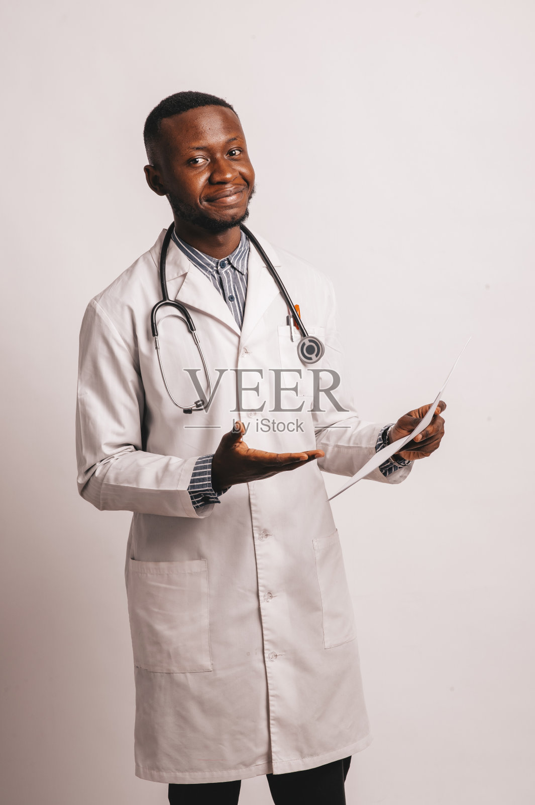非裔美国黑人年轻医生男子孤立白人背景。照片摄影图片