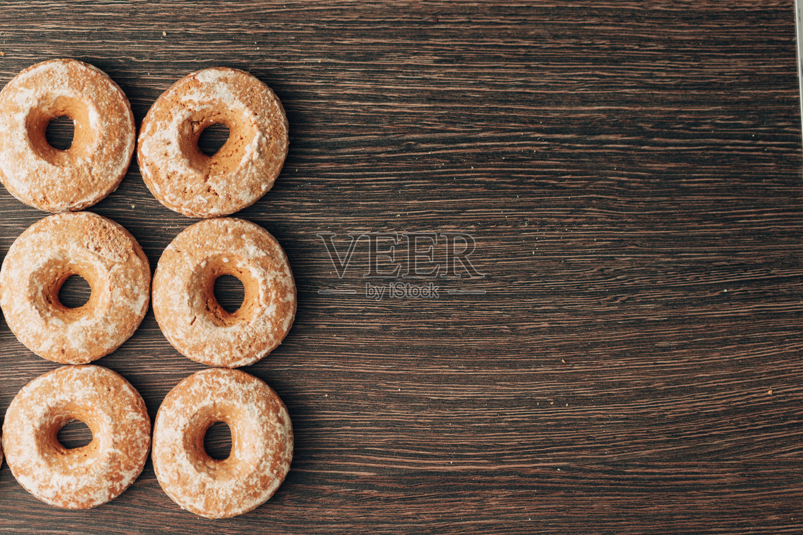 美丽的百吉饼和姜饼躺在棕色的背景照片摄影图片