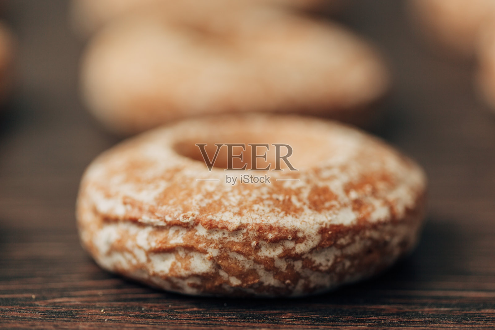 美丽的百吉饼和姜饼躺在棕色的背景上照片摄影图片