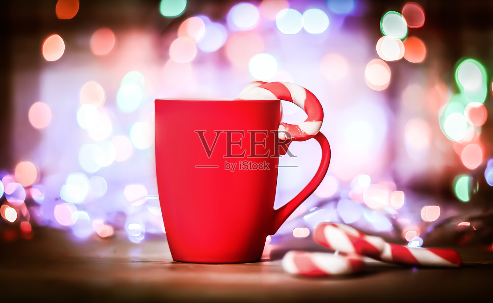 红色圣诞马克杯在明亮的节日背景照片摄影图片