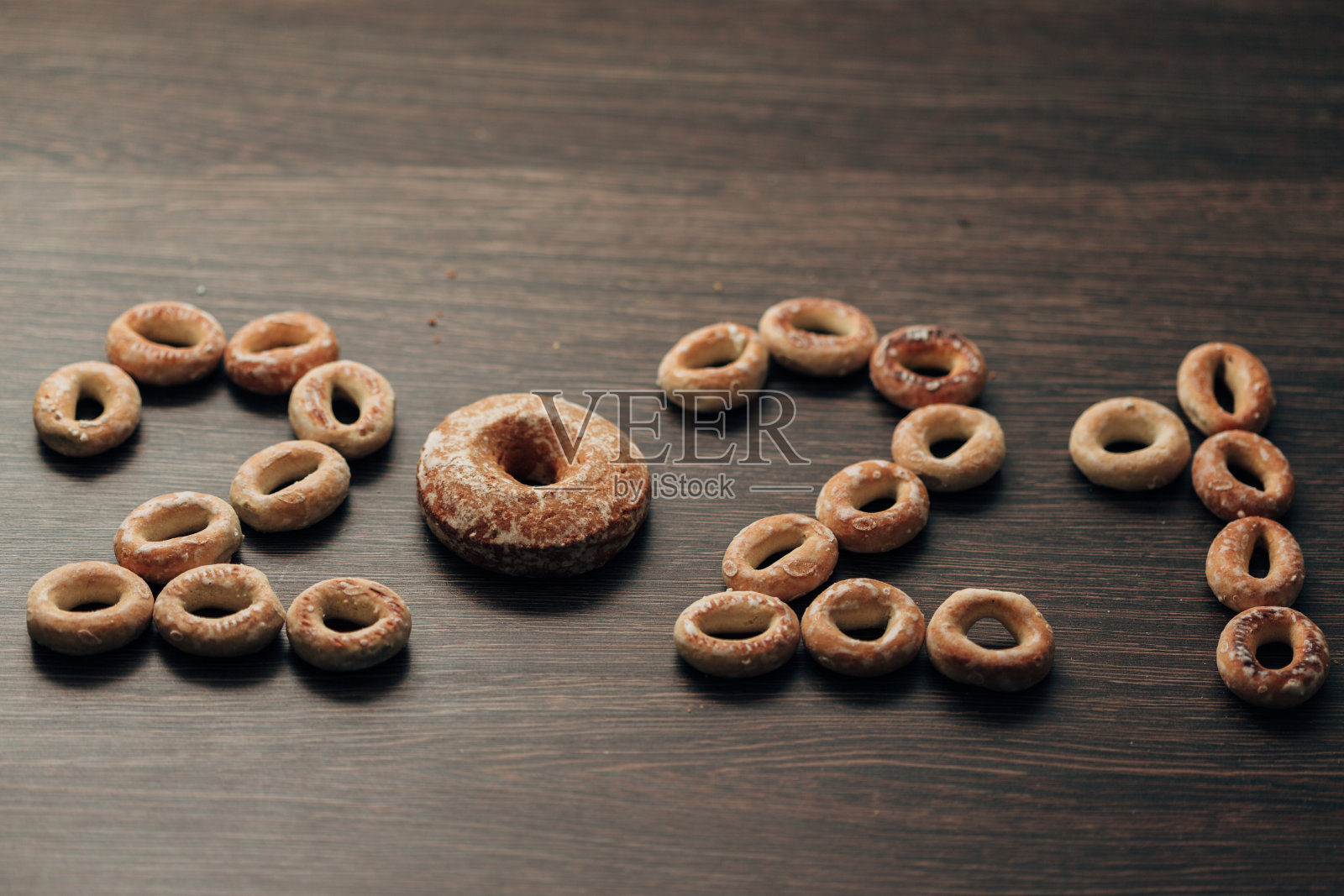 棕色背景下的百吉饼和姜饼的2021年照片摄影图片