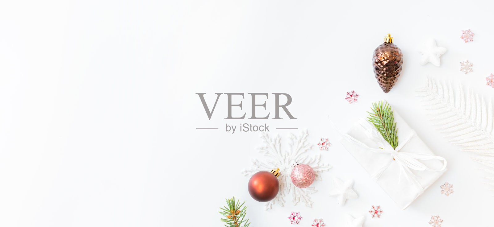 平lay框架与冷杉树枝，圣诞小装饰品和礼物盒在白色的背景照片摄影图片