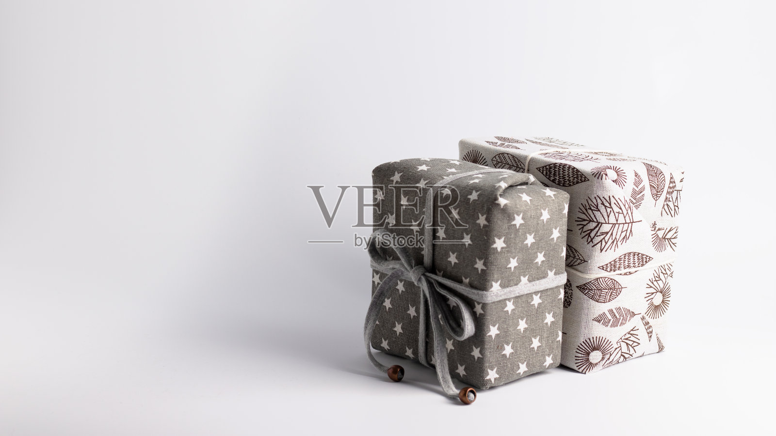 圣诞节零浪费，环保包装的礼物在织物与自然成分，一个生态友好的圣诞节日的概念，极简主义。圣诞节和新年的概念。水平方向照片摄影图片