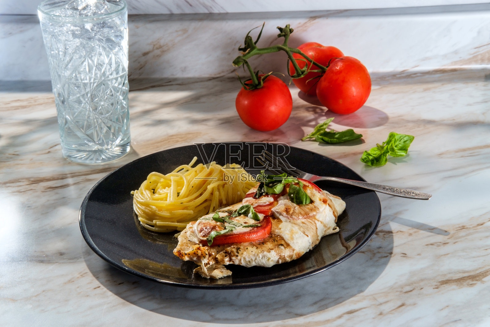 意大利鸡肉因萨拉塔卡布雷斯照片摄影图片