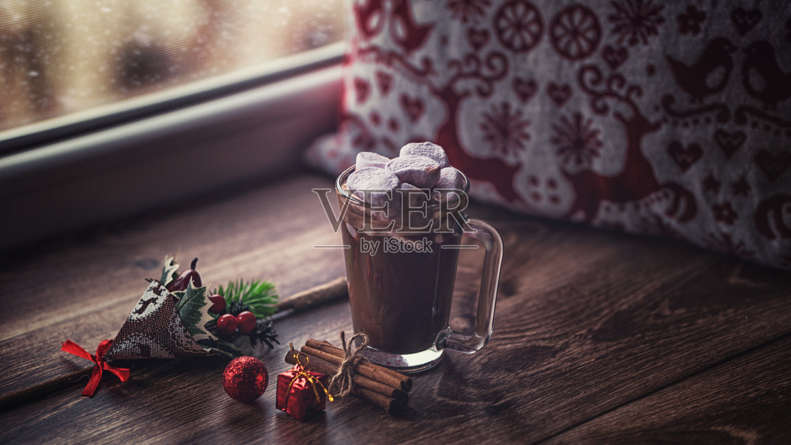 热巧克力圣诞饮料与棉花糖和肉桂棒圣诞红盒礼物和装饰靠窗舒适放松的冬季气氛下雪照片摄影图片