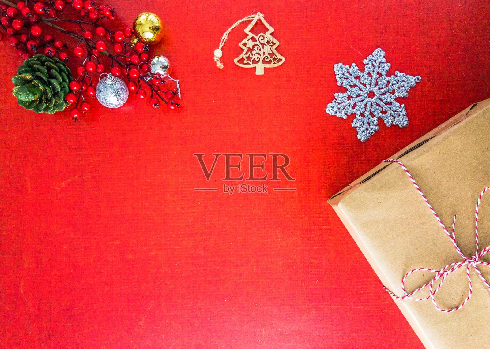 红莓枝，松果，雪花，圣诞装饰品和一个红色的圣诞礼物盒照片摄影图片