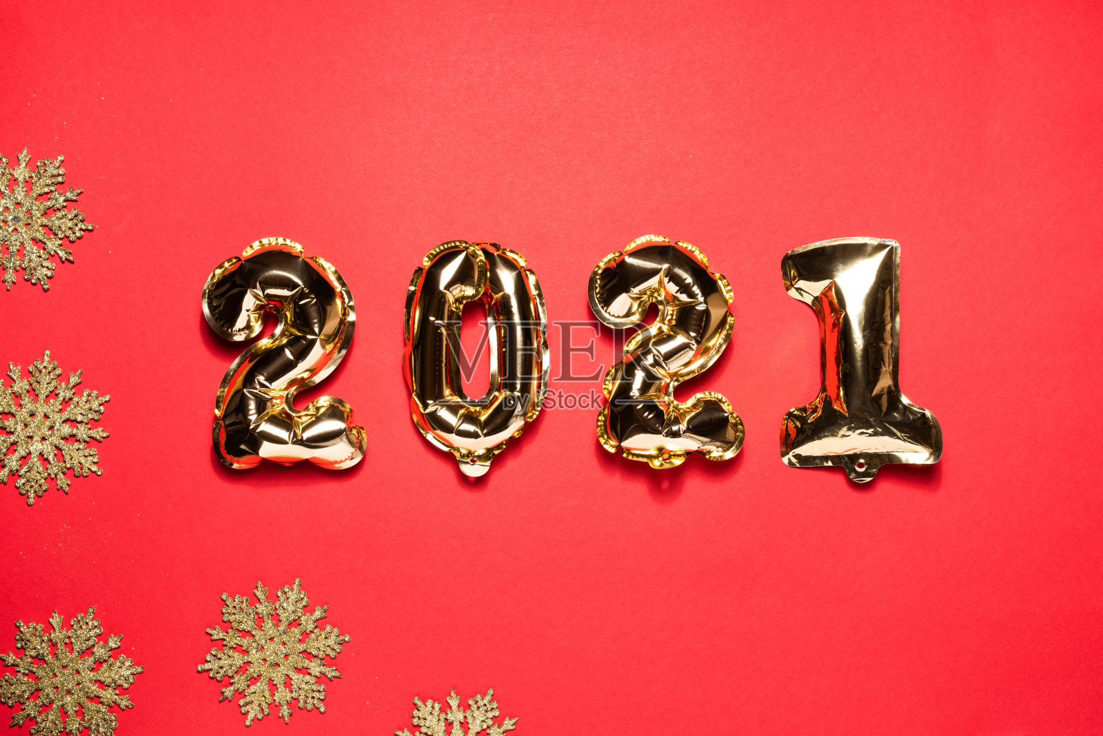 金色圣诞树装饰品和雪花装饰和2021年照片摄影图片