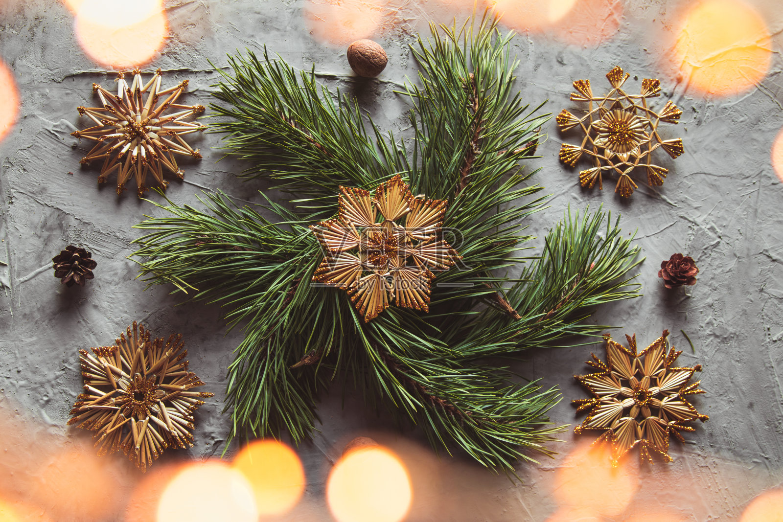 自制的稻草装饰圣诞树近距离。照片摄影图片