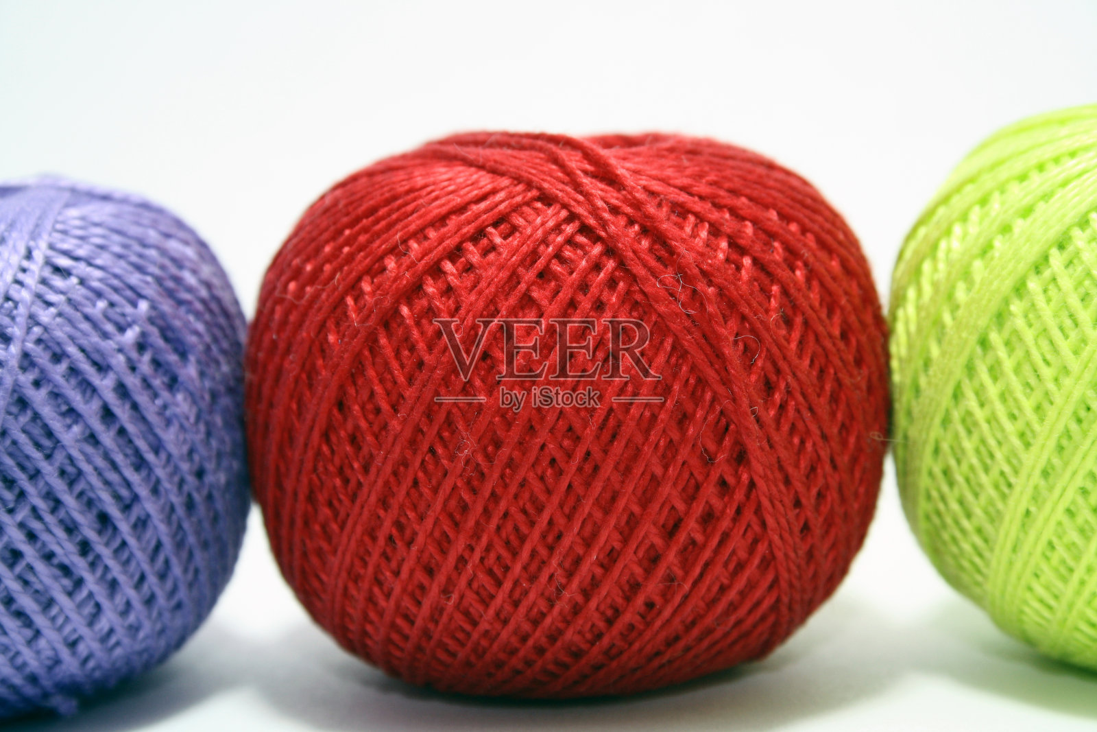 白色背景上的彩色纱线球。照片摄影图片