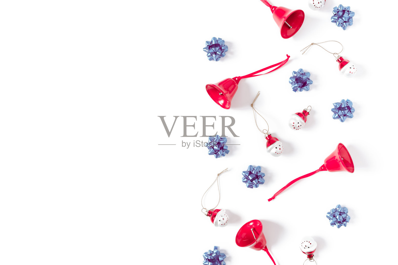 圣诞组成。红色铃铛，圣诞树装饰品和蓝色蝴蝶结的模型。新年准备概念，布局贺卡，横幅。俯视图，平放，复制空间。照片摄影图片