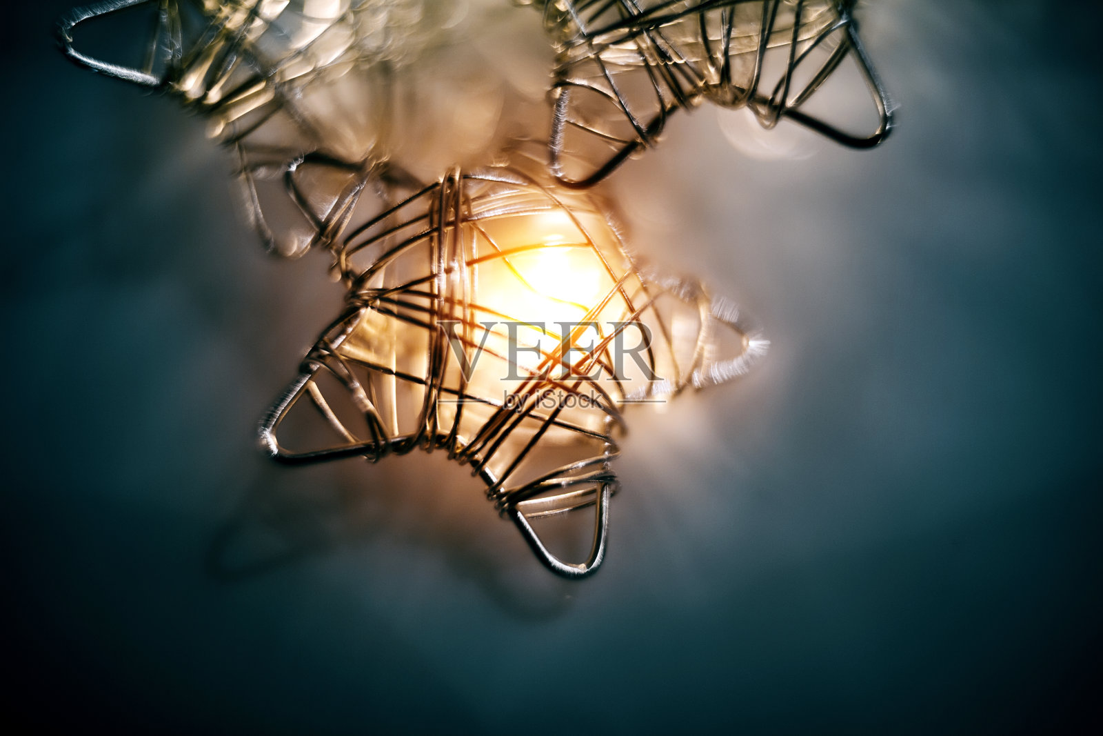 由LED灯泡制成的星星形状的圣诞发光花环。照片摄影图片