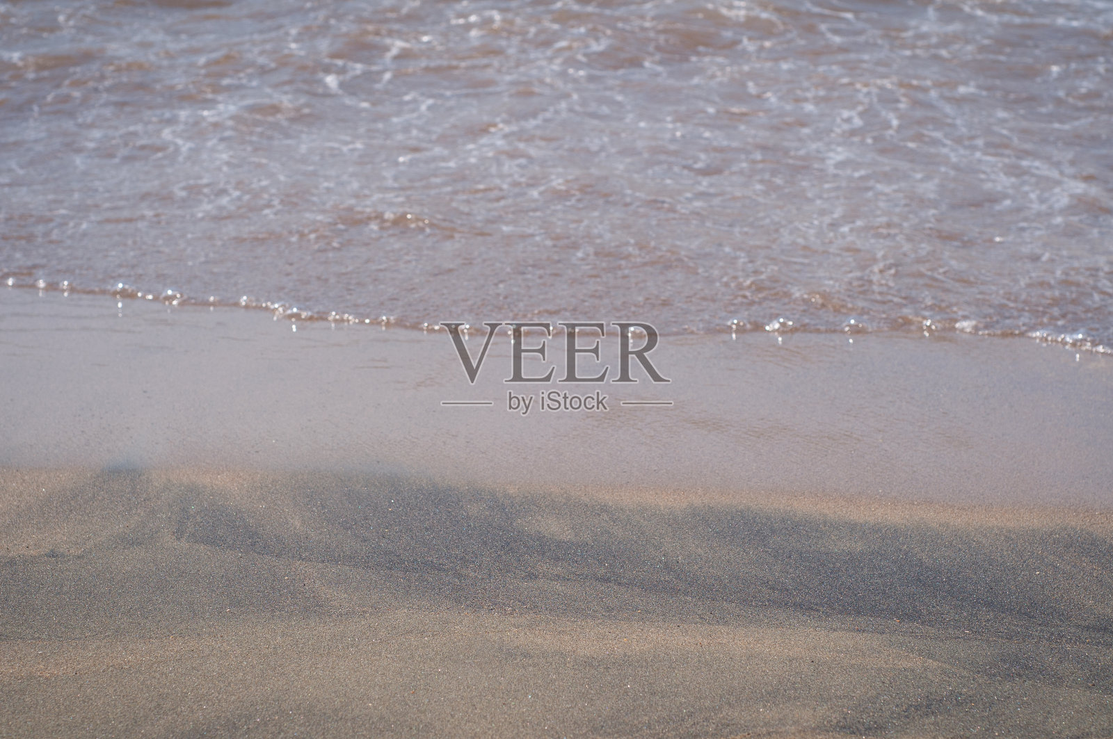 温暖的沙滩上透明的海浪。海上度假和旅游。照片摄影图片