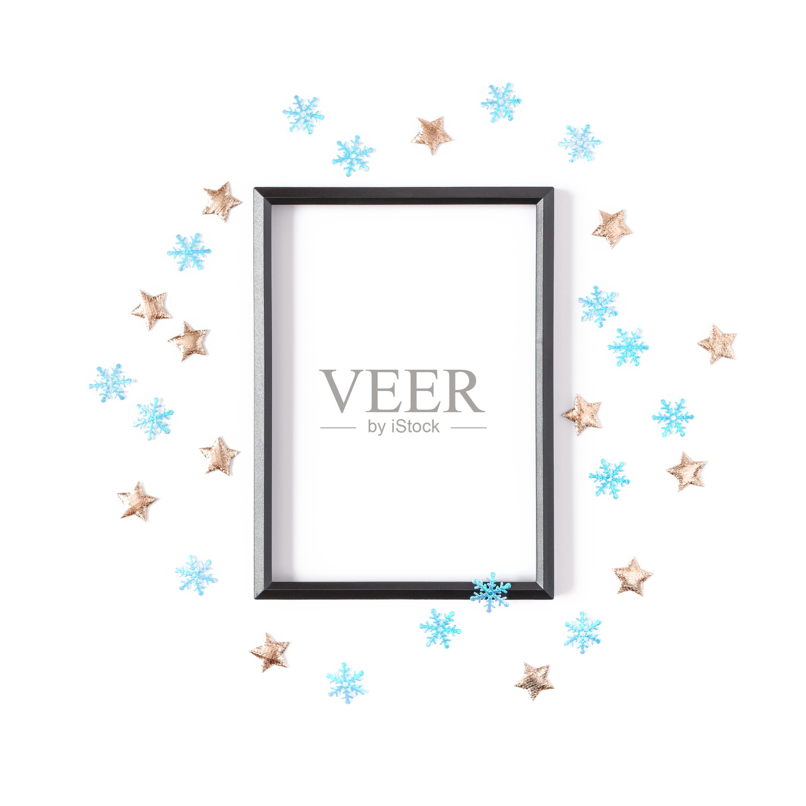 由空白黑色相框、蓝色雪花和金色星星组成的现代假日模型。简单的模板为圣诞节，新年，邀请，横幅。平铺，俯视图，复制空间。照片摄影图片