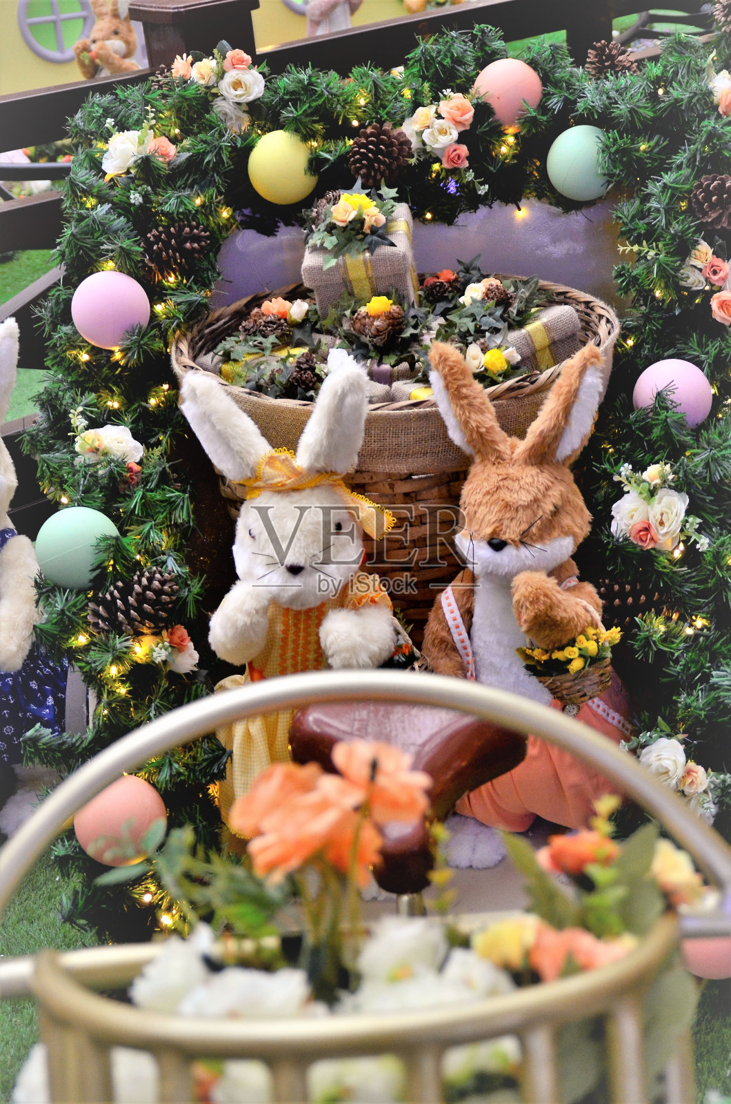 毛绒兔子穿着衣服坐在自行车上照片摄影图片