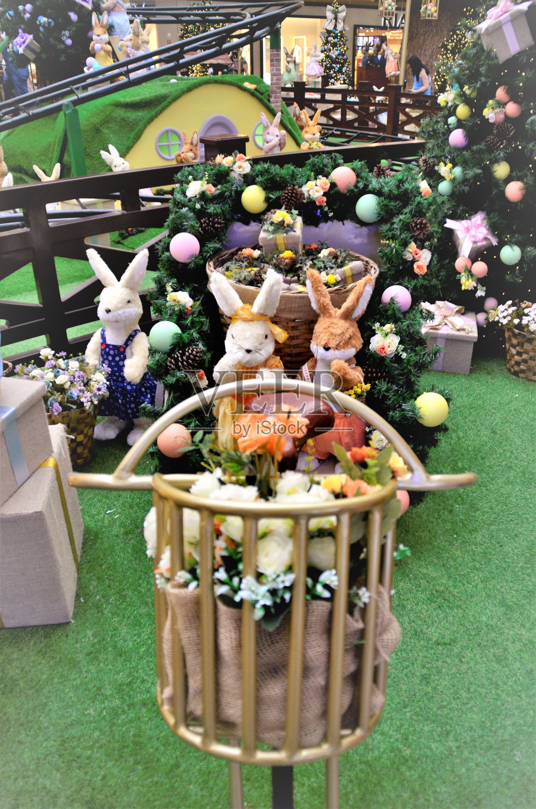 毛绒兔子装扮坐在圣诞自行车上照片摄影图片