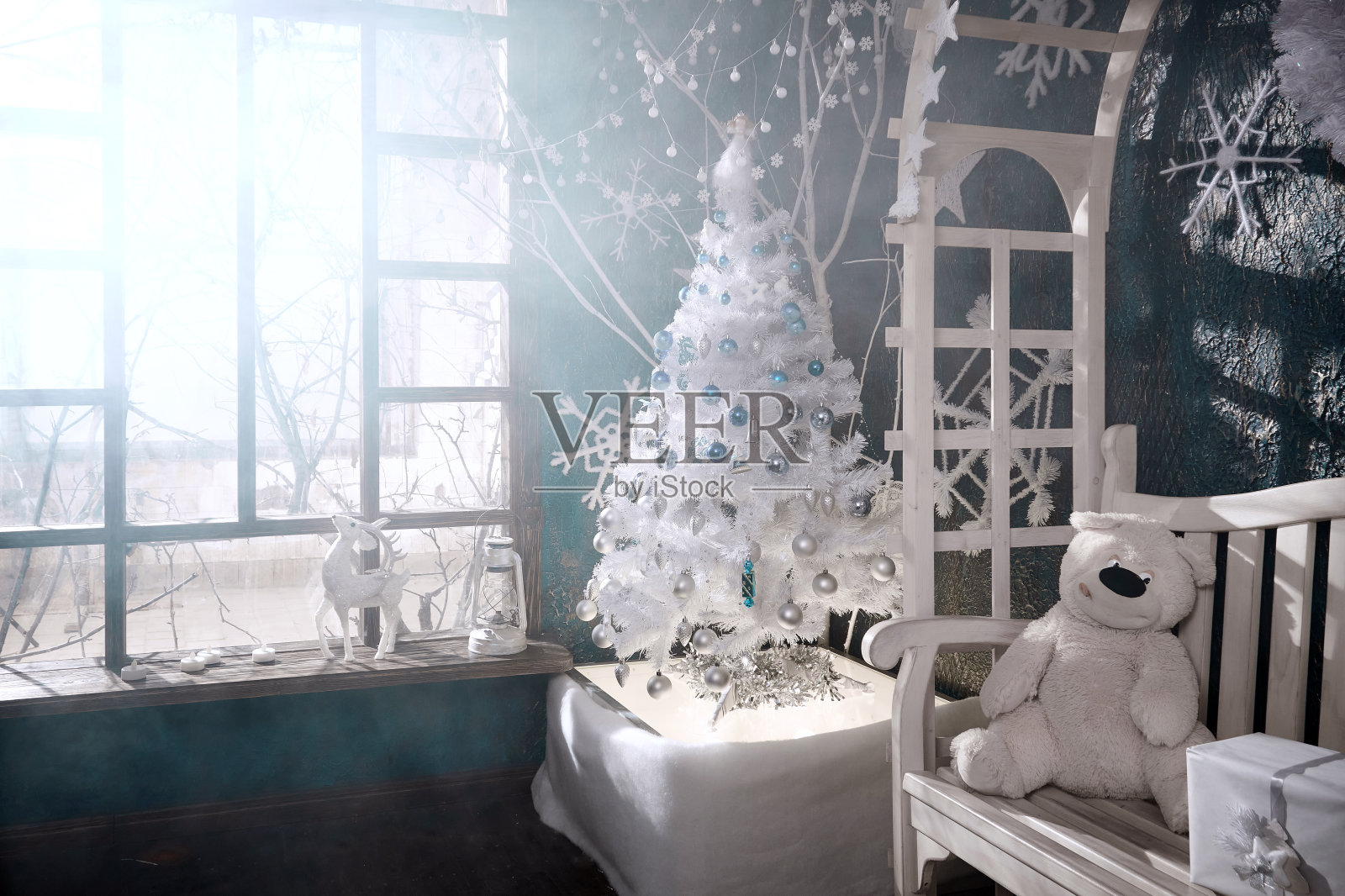 明亮和快乐的圣诞节。装饰树旁边的窗户，库存照片照片摄影图片