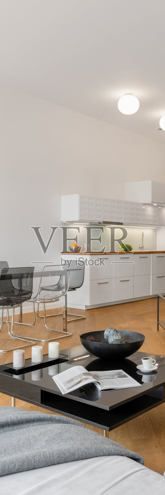 顶灯开着的阁楼公寓，全景照片摄影图片