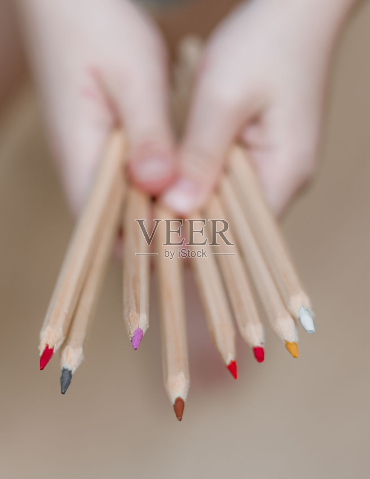 彩色铅笔在一个孩子的手中照片摄影图片