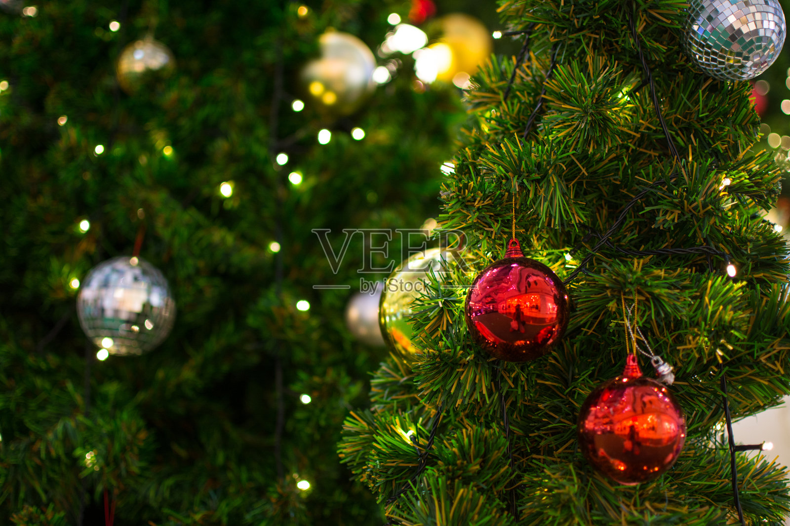 用彩球装饰圣诞树照片摄影图片