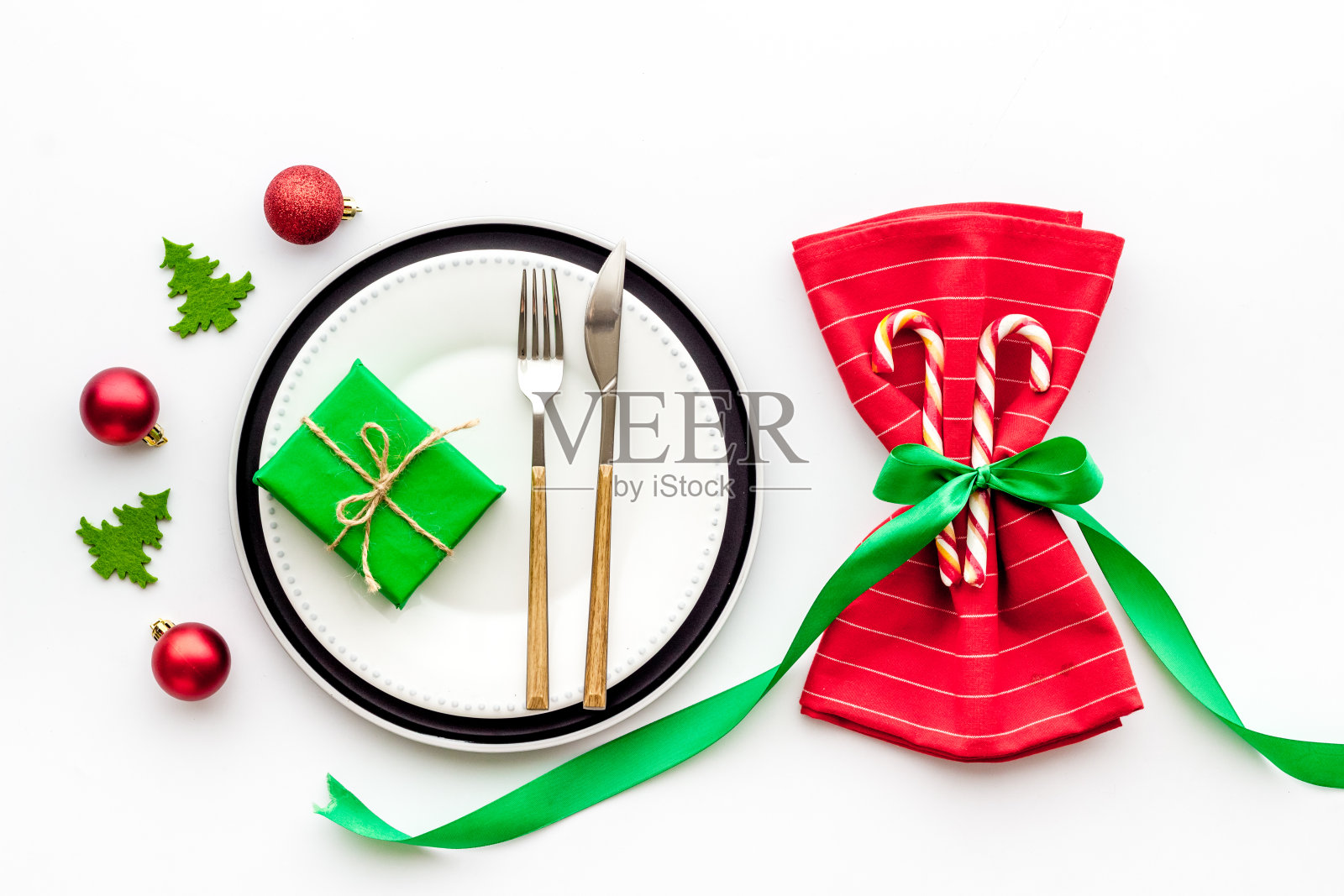 漂亮的圣诞餐桌摆设。新年装饰。俯视图照片摄影图片