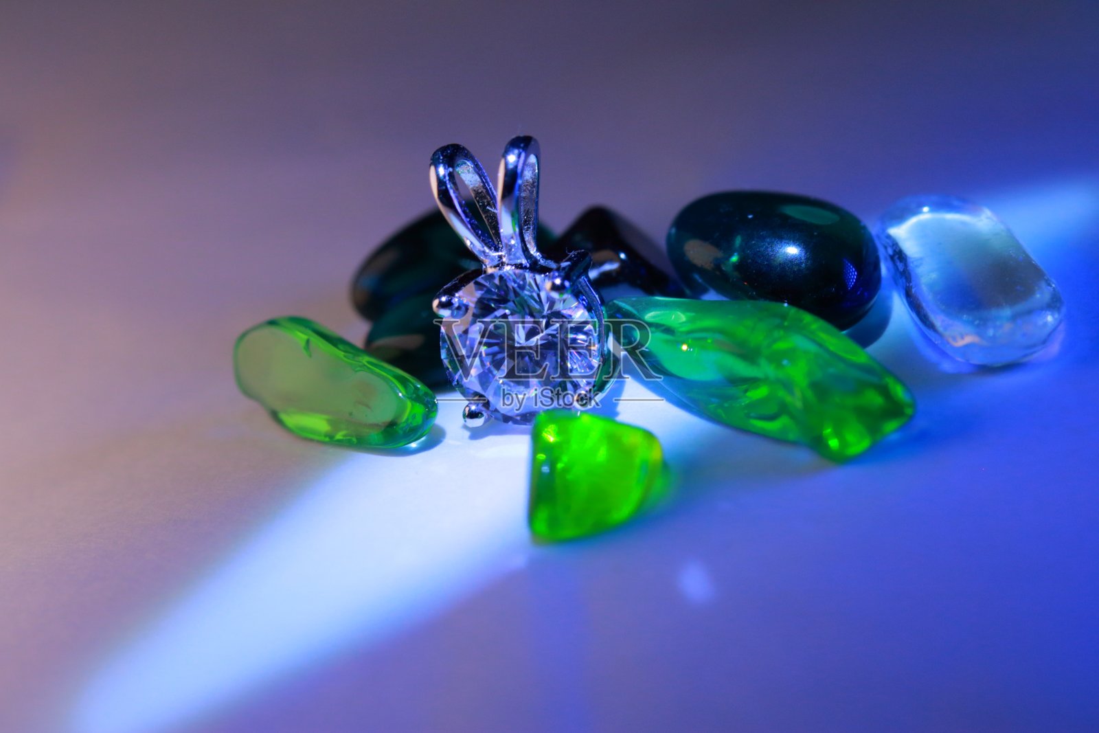 昂贵美丽的钻石配件，绿色和蓝色的宝石在黑暗中闪闪发光照片摄影图片