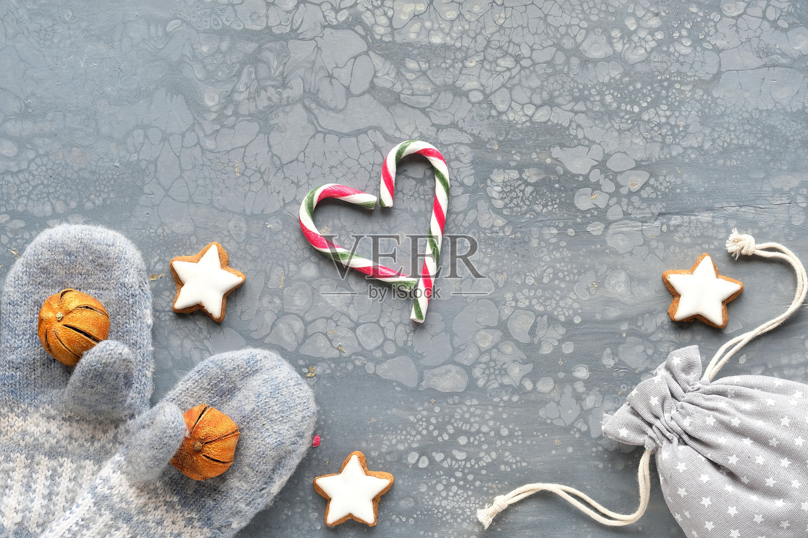 零浪费圣诞背景。甘蔗心糖果，纺织品礼品，手套，干橙子，星形饼干照片摄影图片