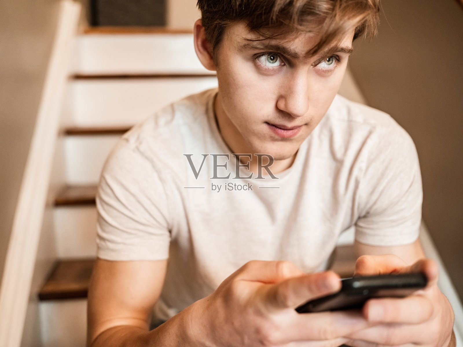 一个年轻人在家发短信照片摄影图片