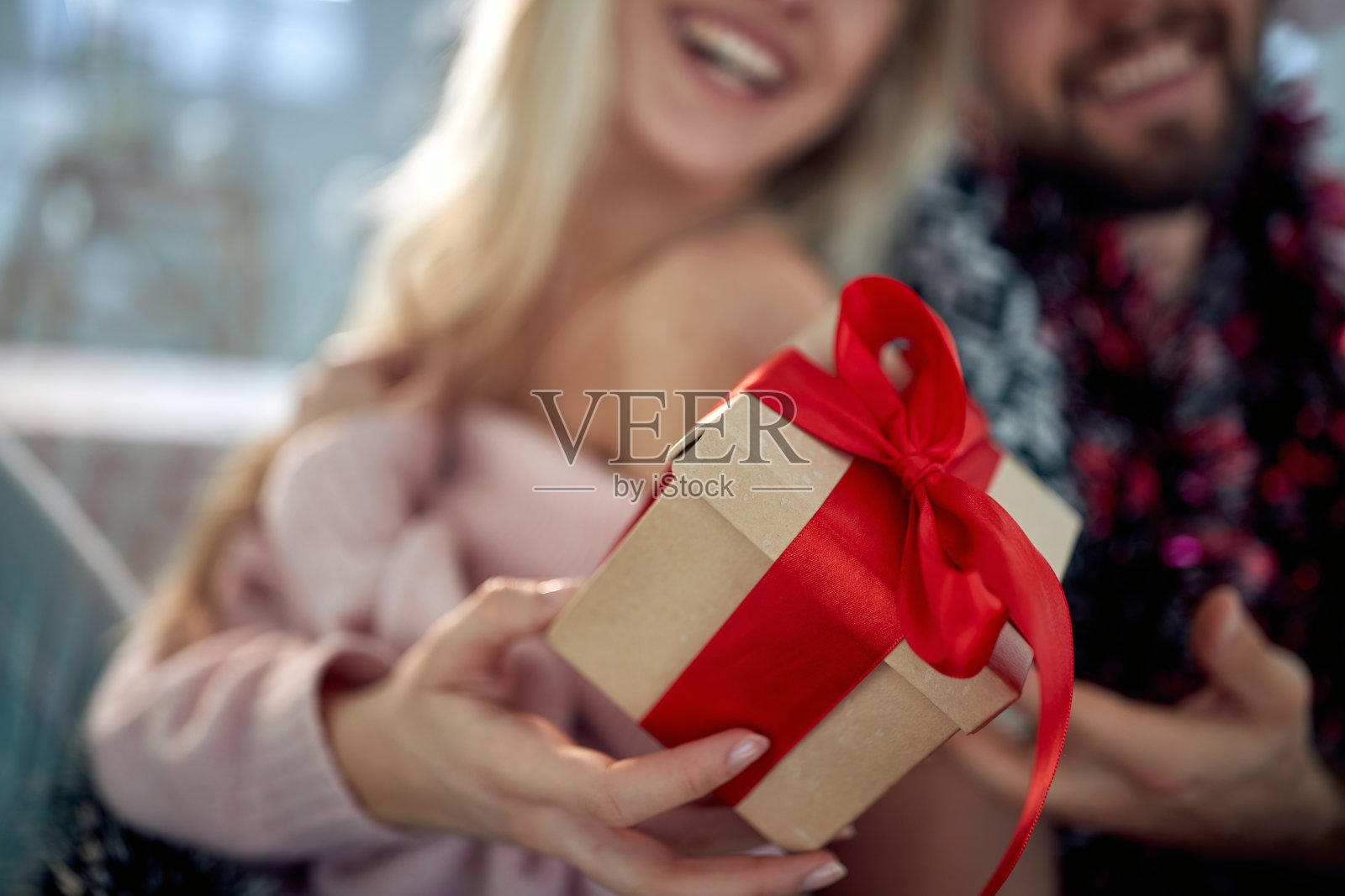 一对可爱的夫妇在家里送圣诞礼物。圣诞节，关系，爱，相聚照片摄影图片