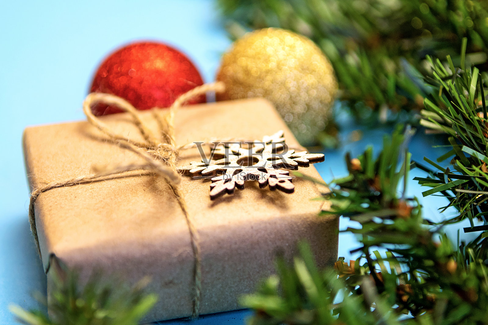 用冷杉树枝，金色和红色的气球，蓝色背景的木制玩具组成的圣诞作品照片摄影图片