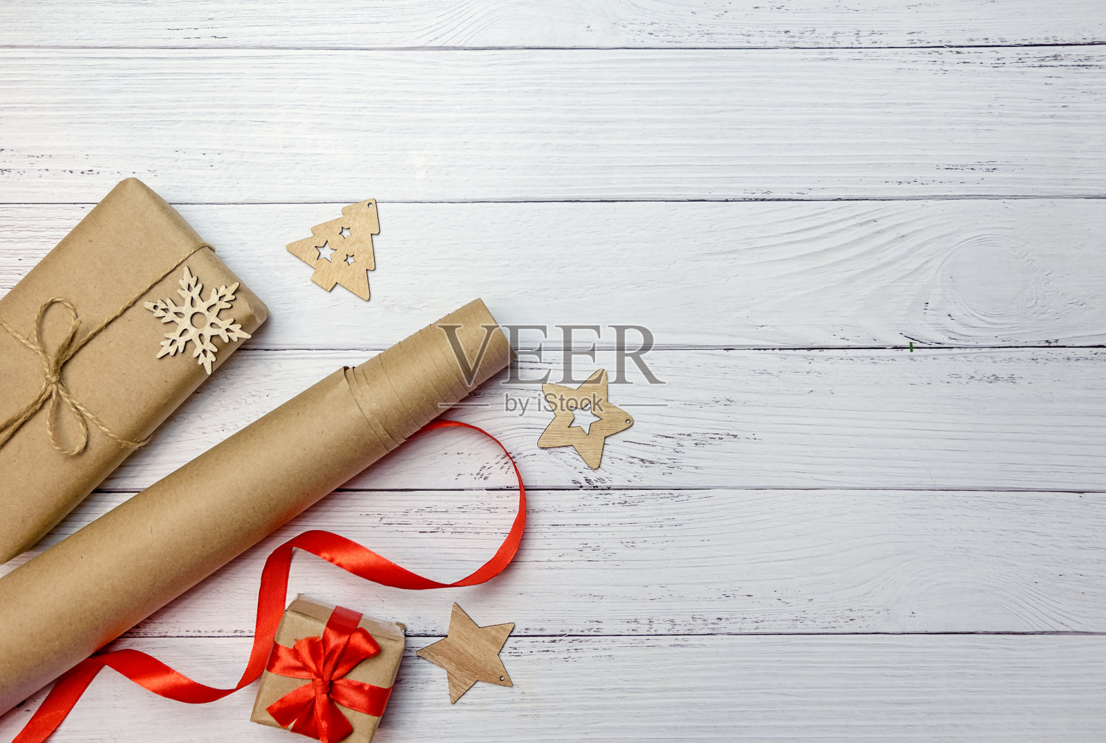圣诞作文，礼物，牛皮纸和红丝带在白色的木制背景照片摄影图片