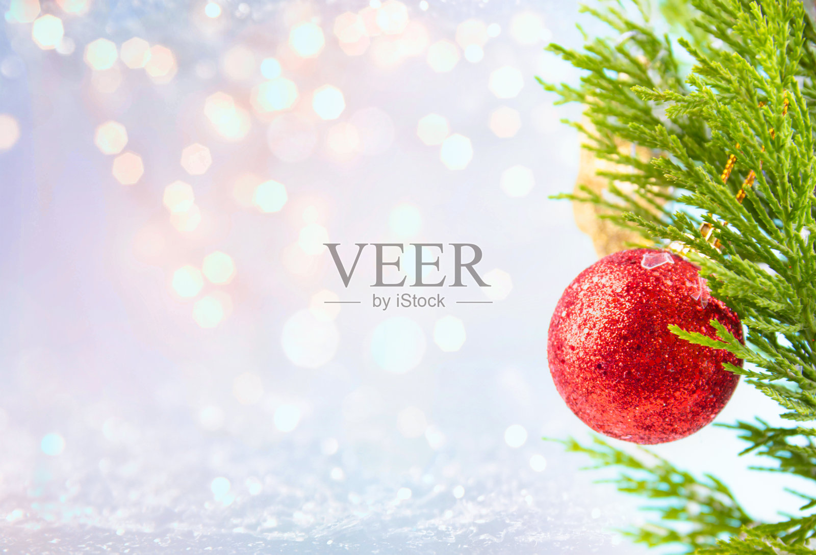 鲜红的圣诞装饰球挂在松树的树枝上照片摄影图片