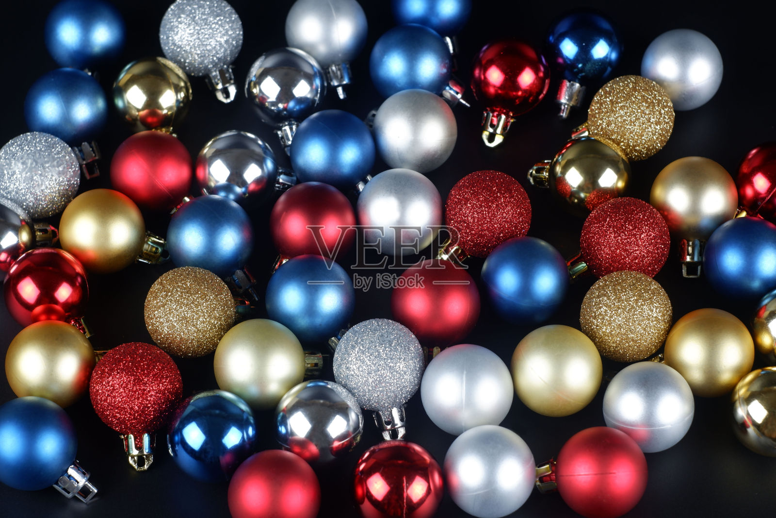 堆彩色闪亮和哑光圣诞球近视图背景照片摄影图片