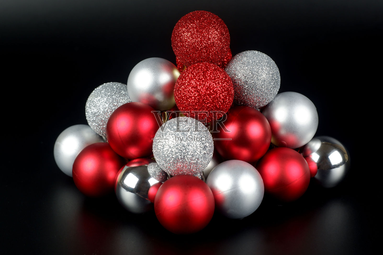 组成从红色和银色闪亮和哑光圣诞球近距离观看黑色背景照片摄影图片