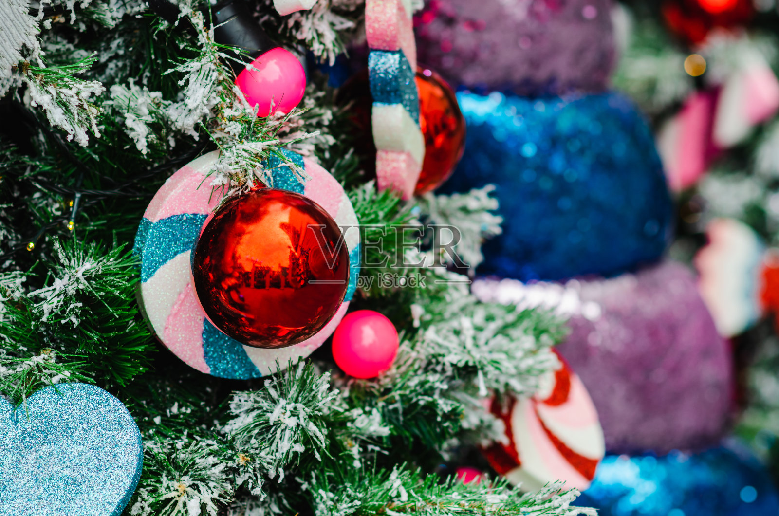 圣诞树上装饰着红色的装饰物和彩灯照片摄影图片