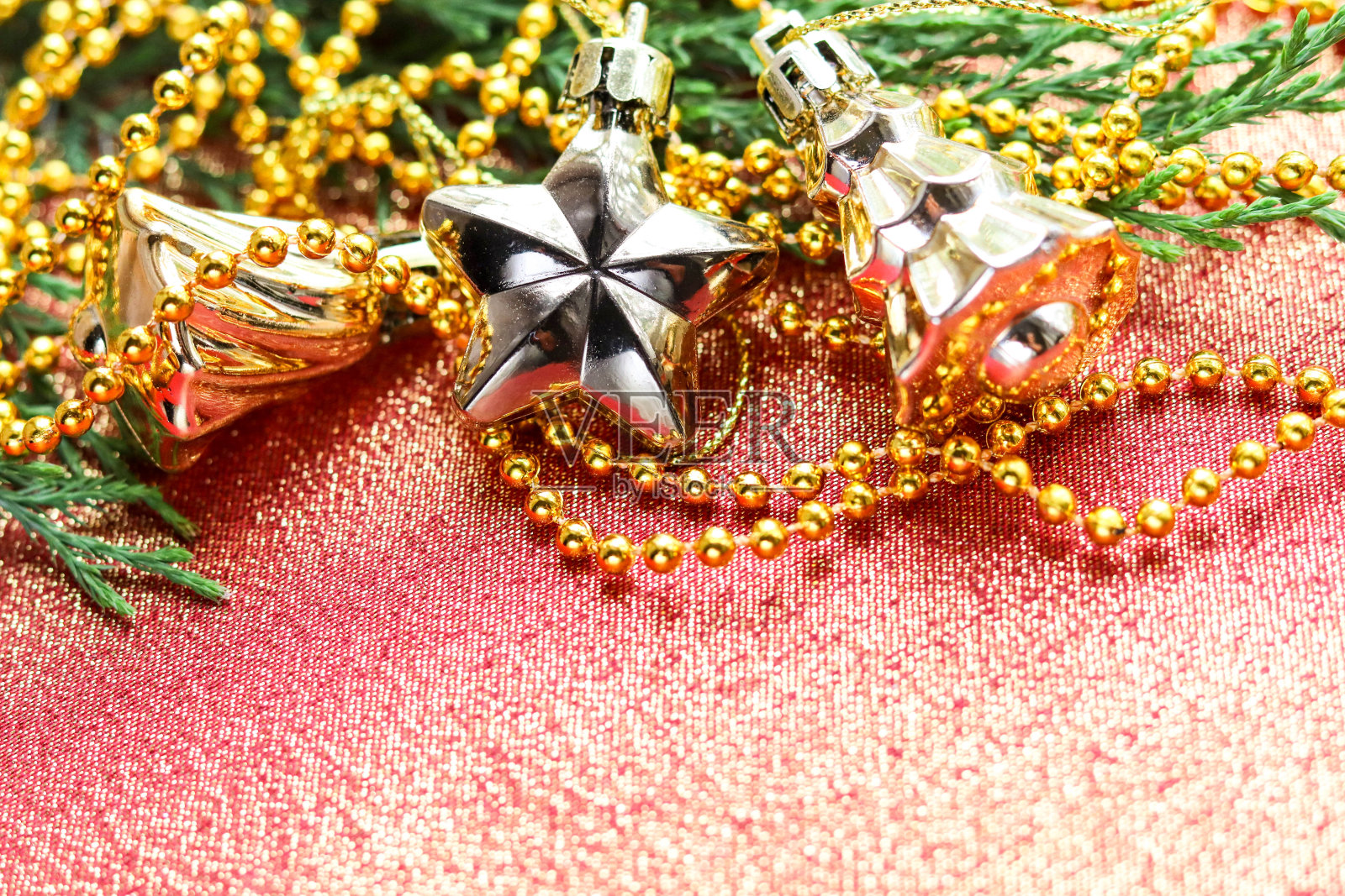 冷杉树枝和圣诞装饰品照片摄影图片