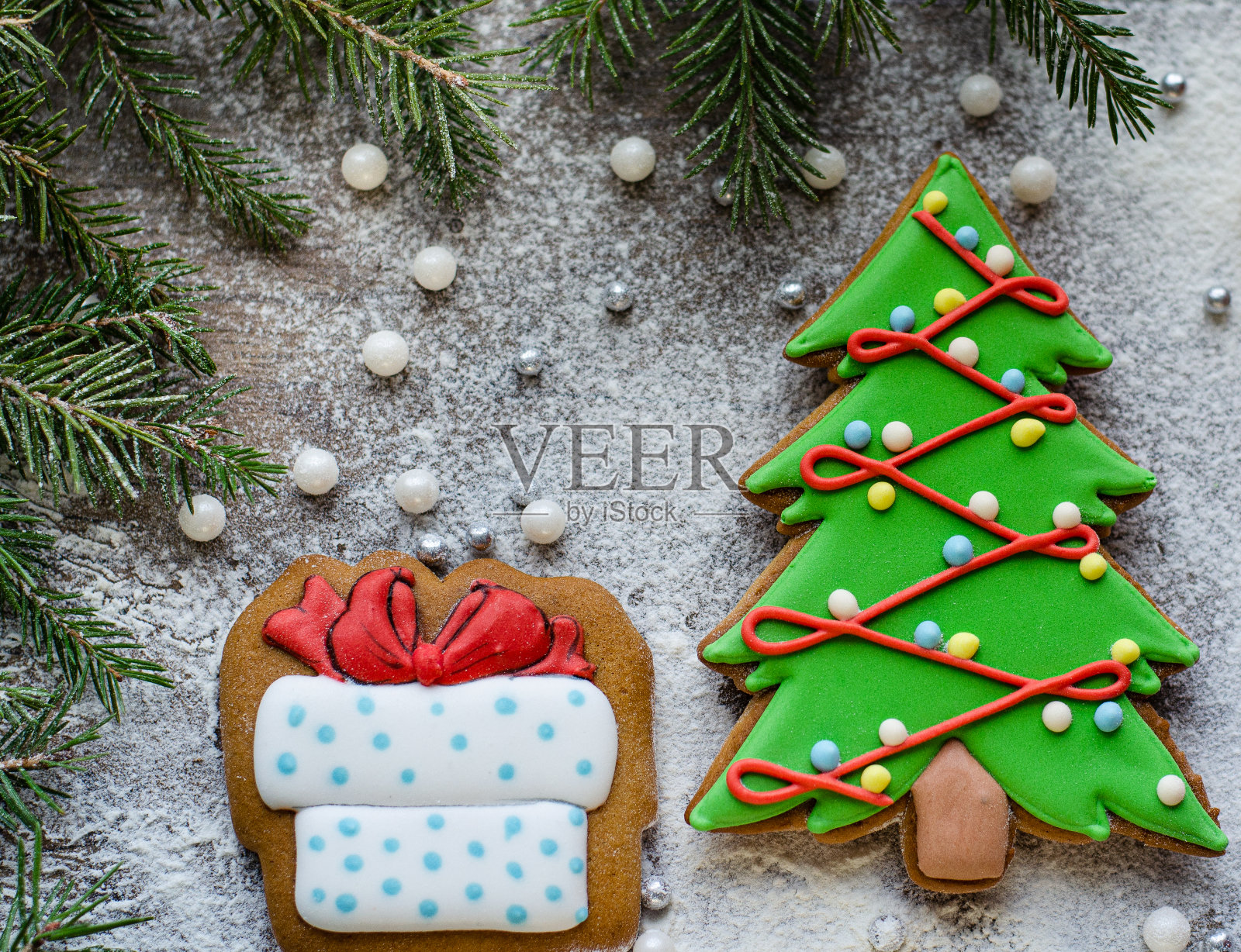 圣诞姜饼。圣诞树。前视图。礼物照片摄影图片