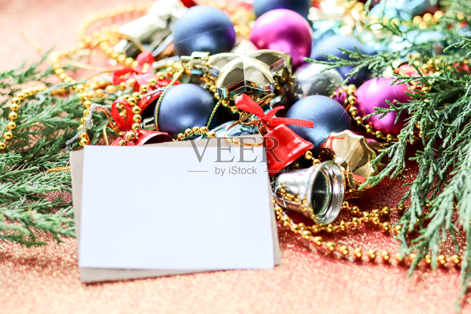 冷杉树枝和圣诞装饰品照片摄影图片