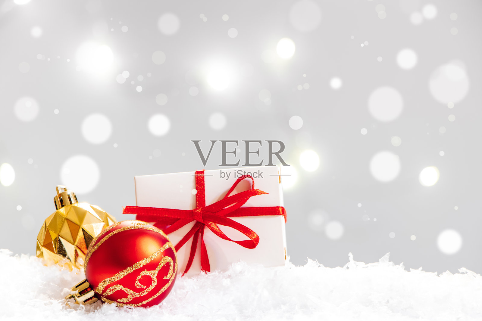 礼物盒和圣诞球在白雪上的白色背景。新年的概念。照片摄影图片