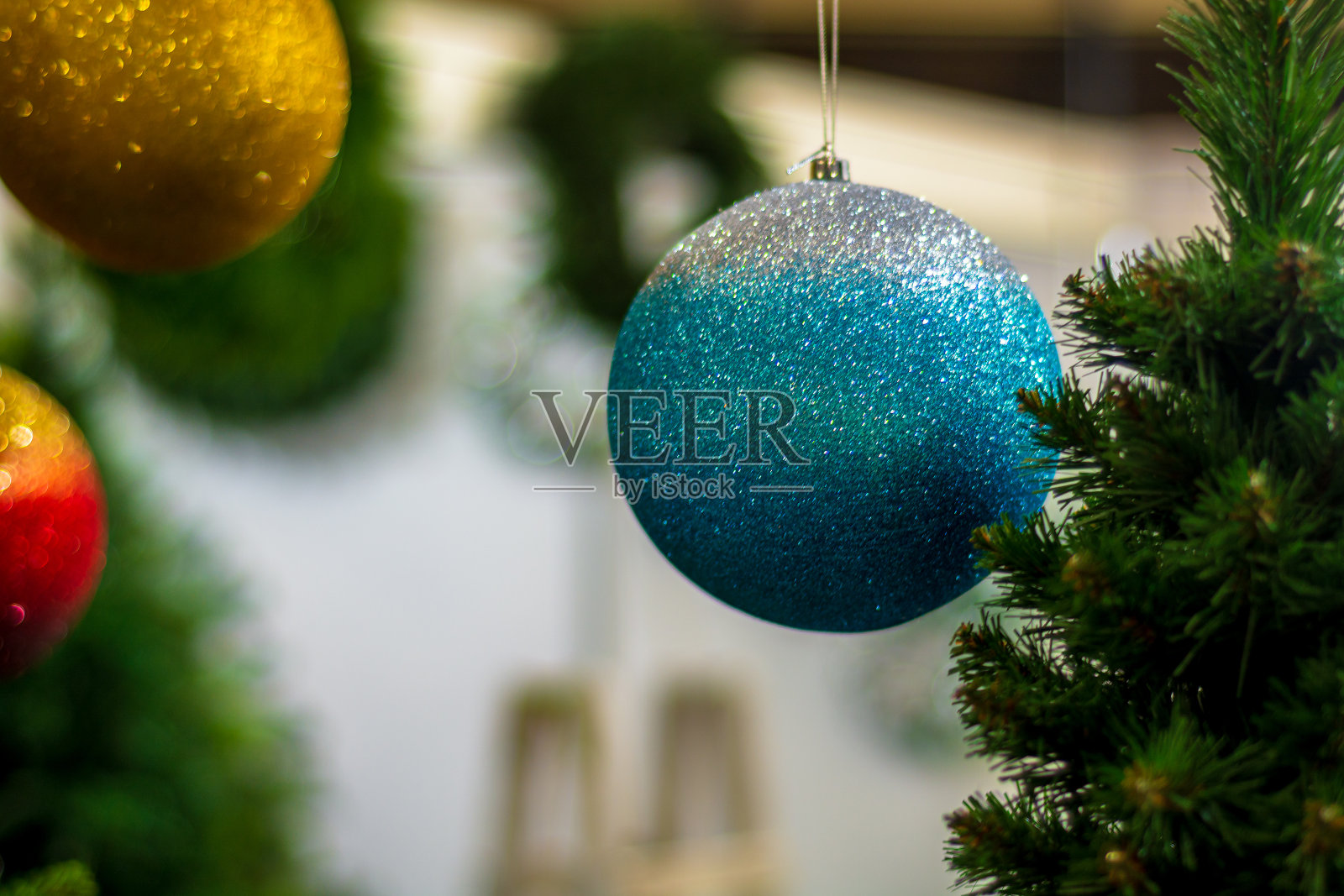 圣诞树上挂着圆圆的圣诞玩具照片摄影图片