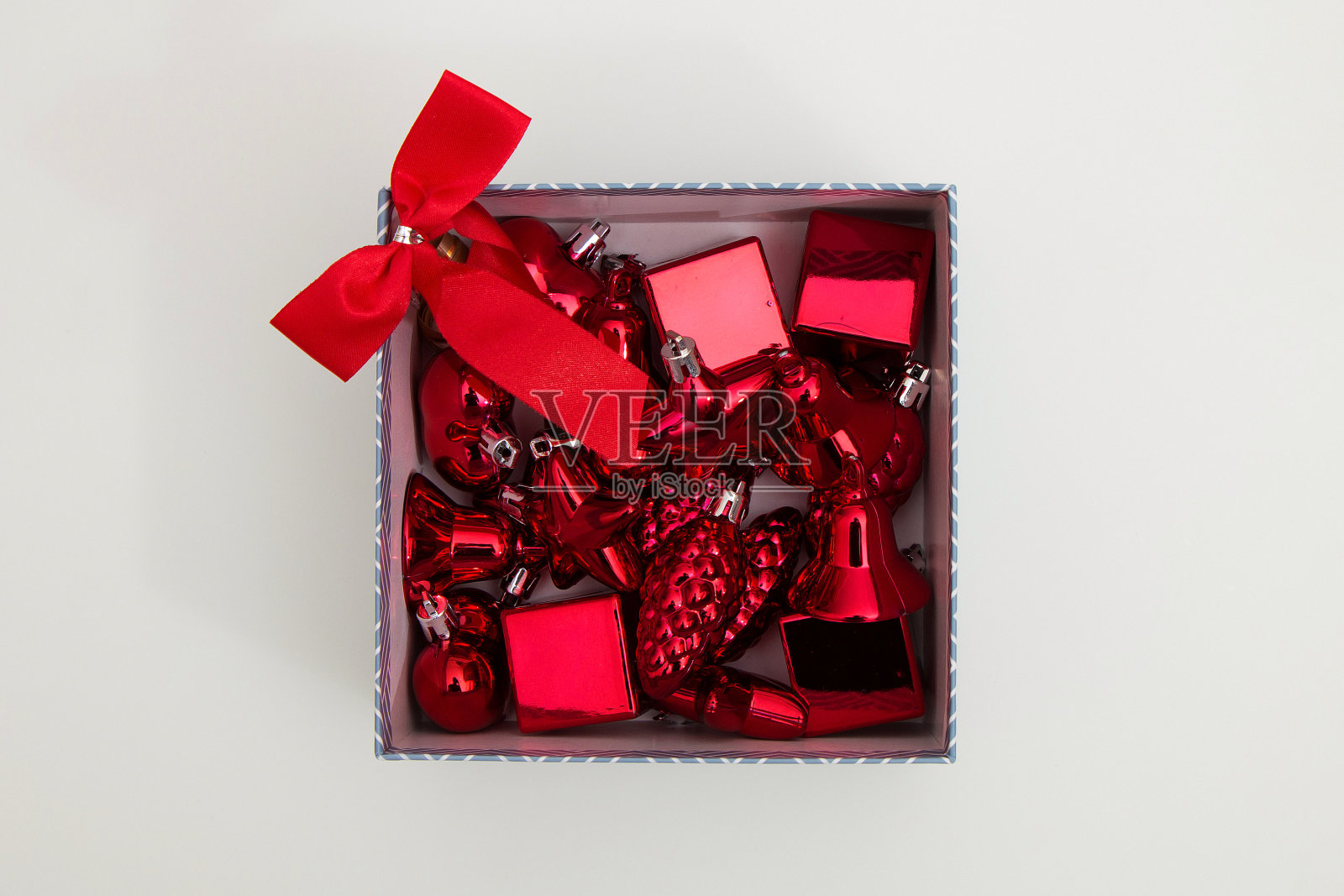 白色背景上有红色圣诞装饰的盒子照片摄影图片