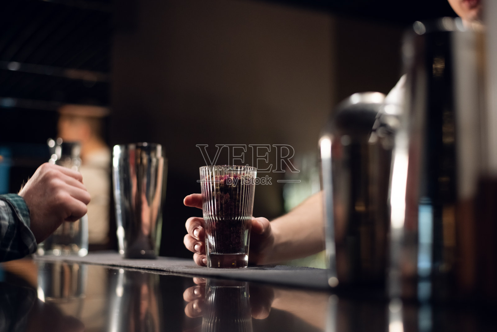 玻璃与花蕾装饰鸡尾酒的酒吧关闭照片摄影图片