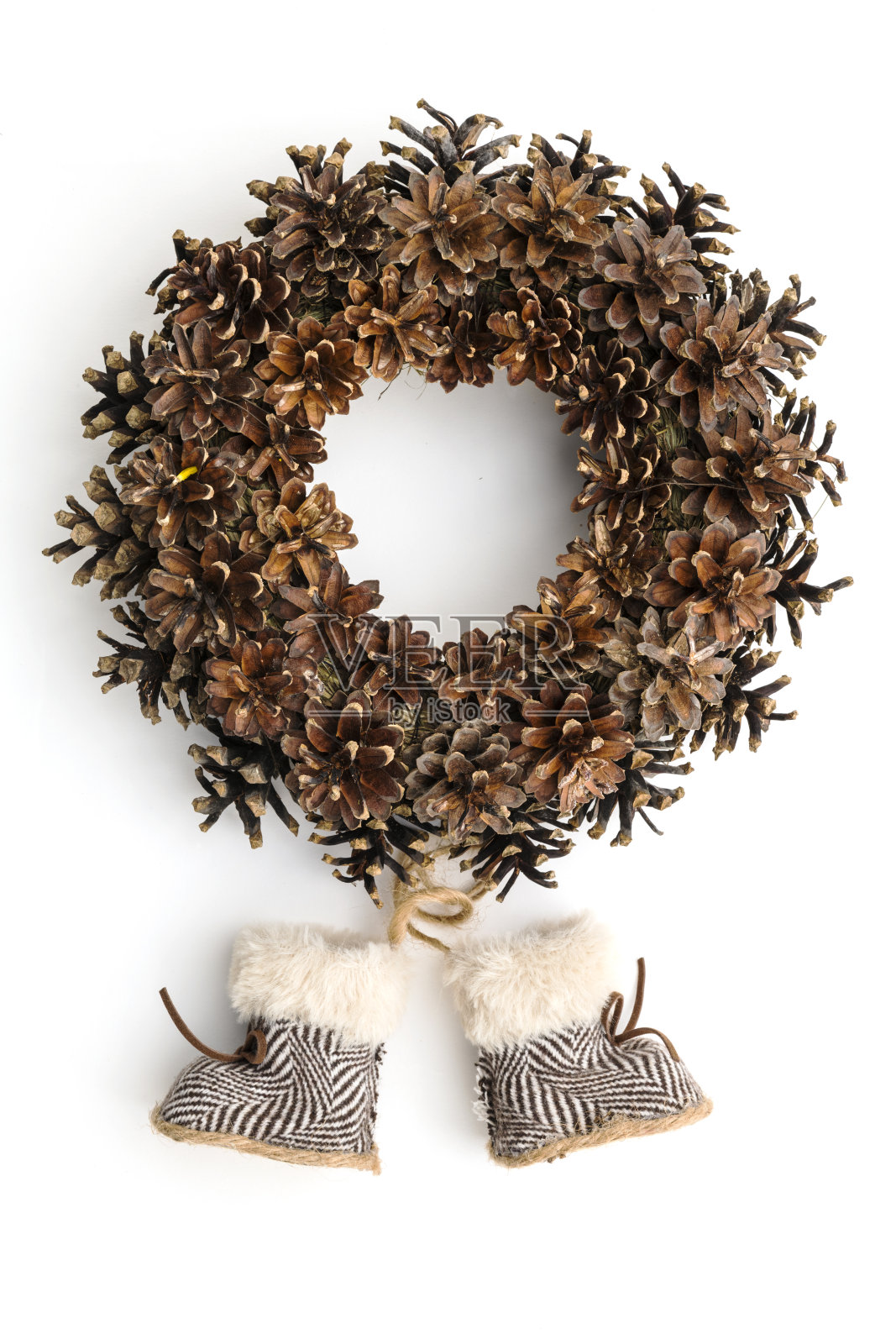 白色背景的圣诞圆锥形花环照片摄影图片