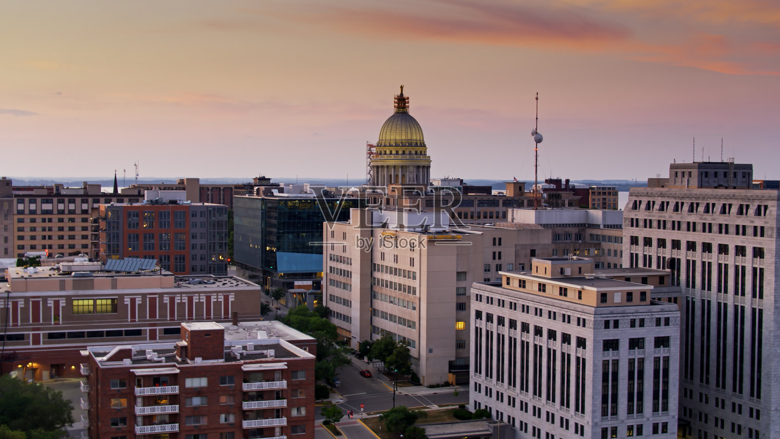 在黄昏和麦迪逊市中心的威斯康辛州议会大厦的无人机拍摄照片摄影图片