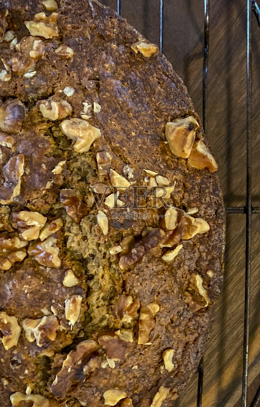 自制香蕉面包在桌上冷却照片摄影图片