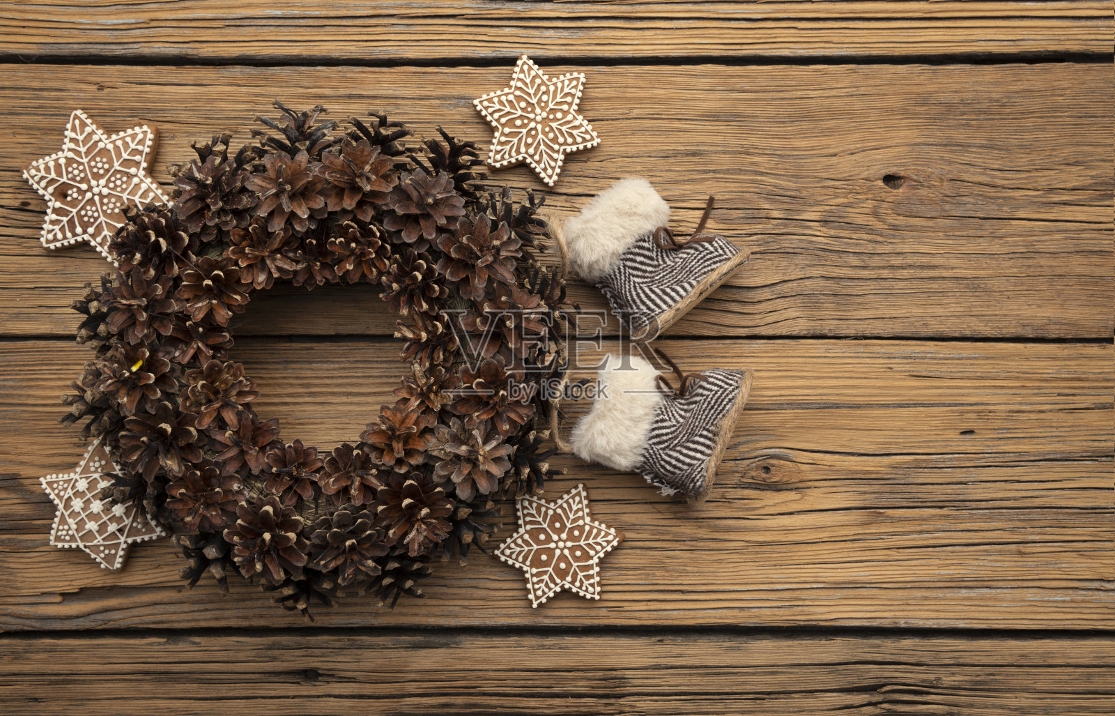 白色背景上的圣诞花环照片摄影图片