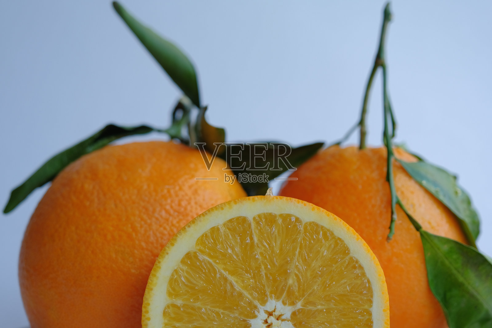 成熟多汁的橙子。新鲜橙子，切成两半照片摄影图片