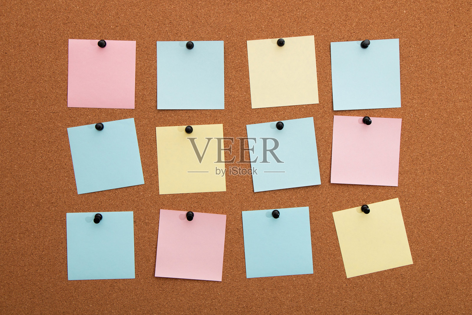 软木板上多色纸贴纸照片摄影图片